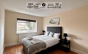 Stylish 2 Bedroom Flat By Tara Stays Short Lets & Serviced Accommodation Watford With Free Parking & Nearby Warner Studios