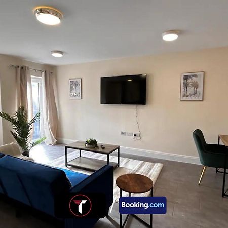 Stylish 2 Bedroom Flat By Tara Stays Short Lets & Serviced Accommodation Watford With Free Parking & Nearby Warner Studios Exterior photo