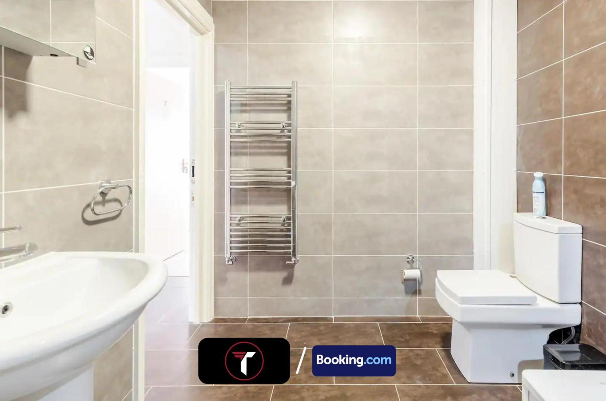 Stylish 2 Bedroom Flat By Tara Stays Short Lets & Serviced Accommodation Watford With Free Parking & Nearby Warner Studios Exterior photo