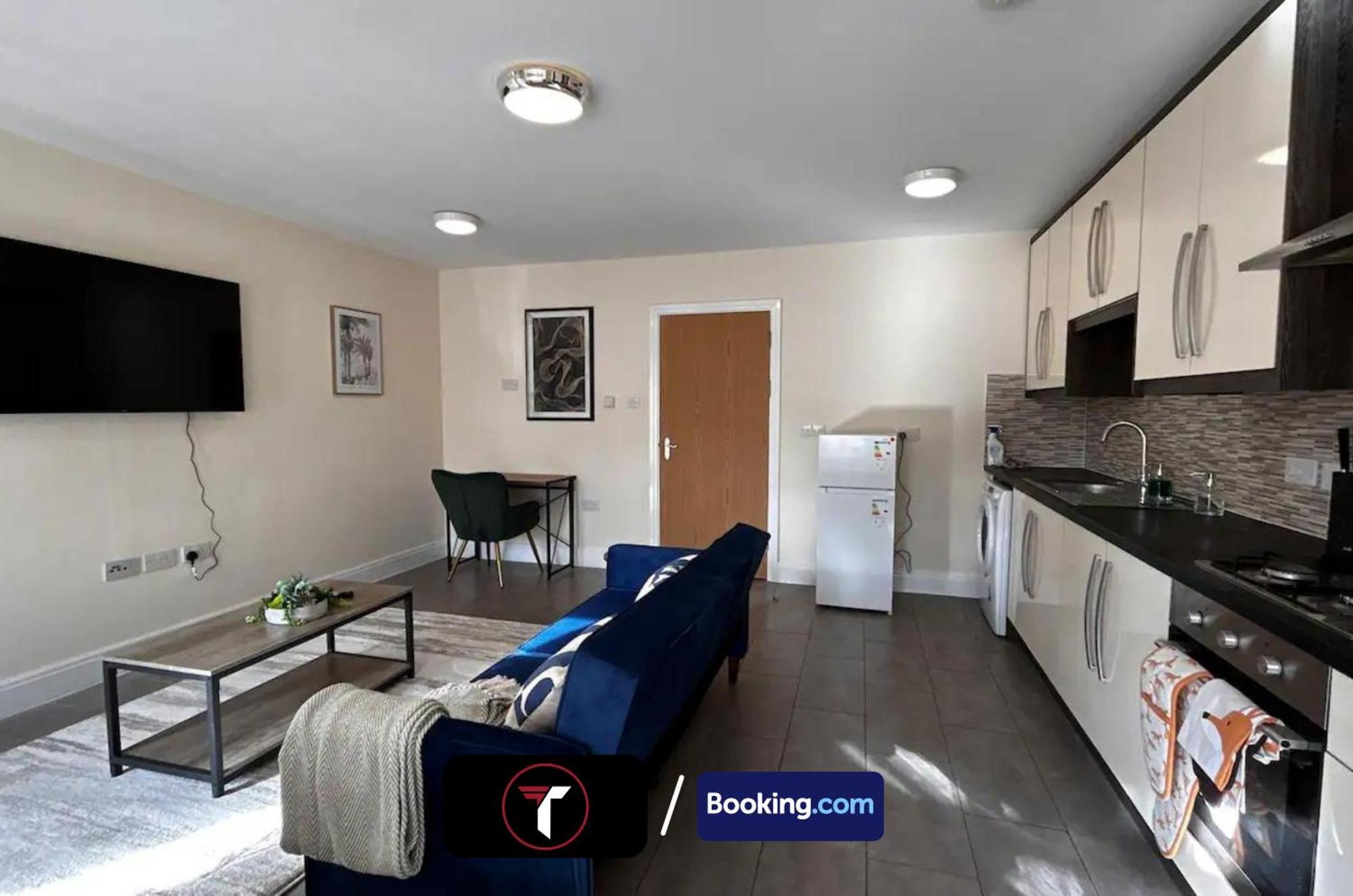 Stylish 2 Bedroom Flat By Tara Stays Short Lets & Serviced Accommodation Watford With Free Parking & Nearby Warner Studios Exterior photo