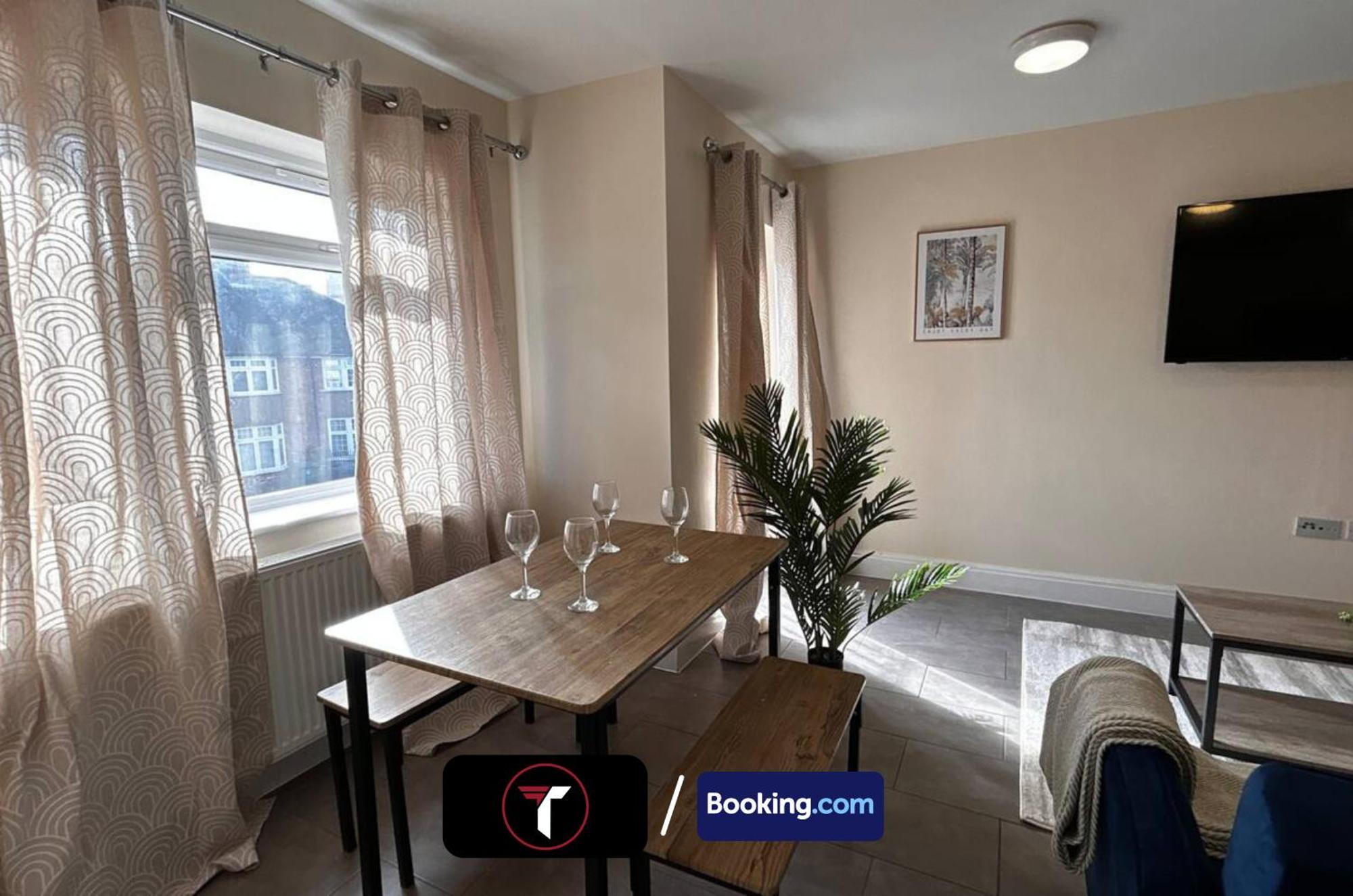 Stylish 2 Bedroom Flat By Tara Stays Short Lets & Serviced Accommodation Watford With Free Parking & Nearby Warner Studios Exterior photo