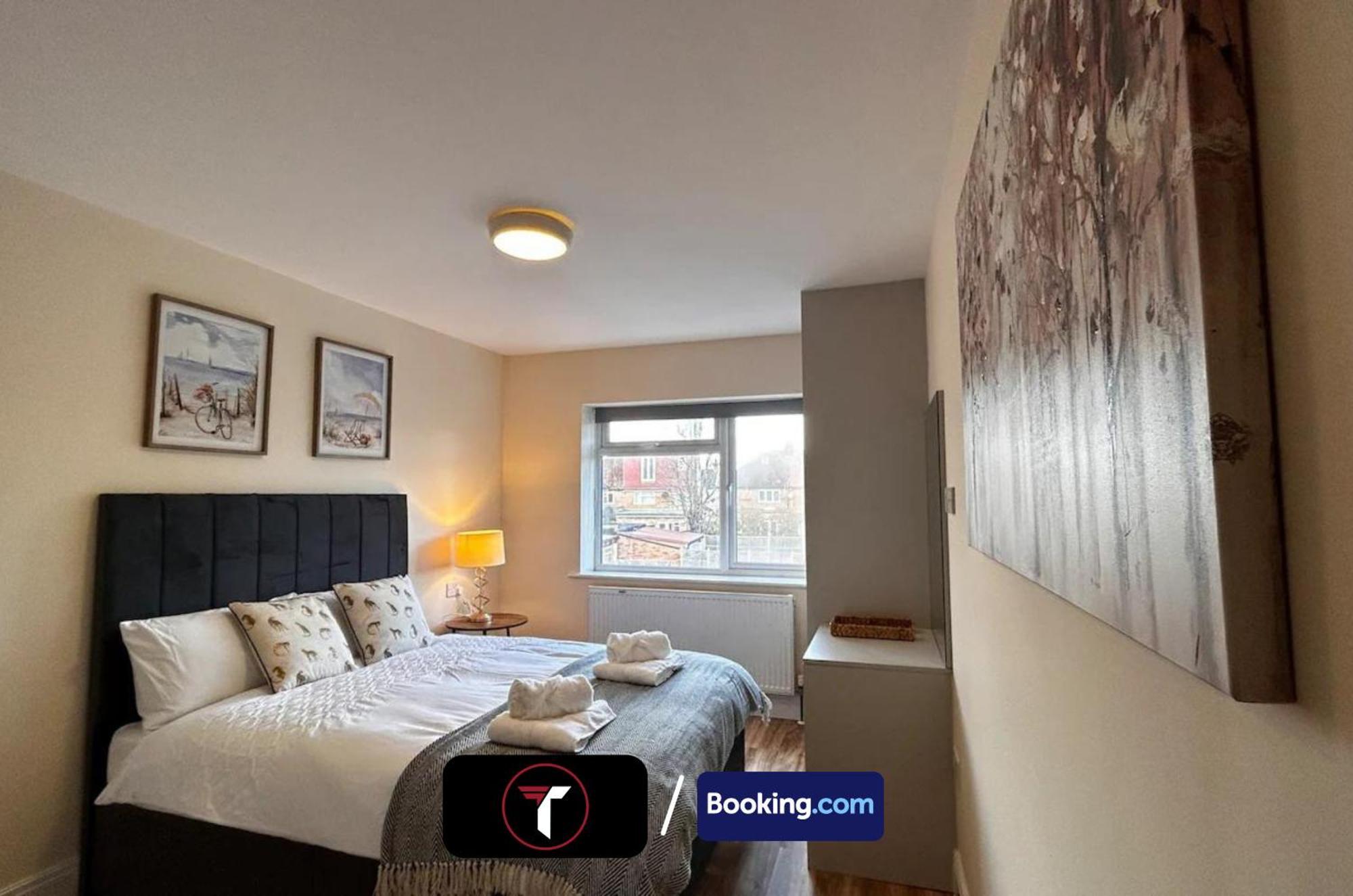 Stylish 2 Bedroom Flat By Tara Stays Short Lets & Serviced Accommodation Watford With Free Parking & Nearby Warner Studios Exterior photo