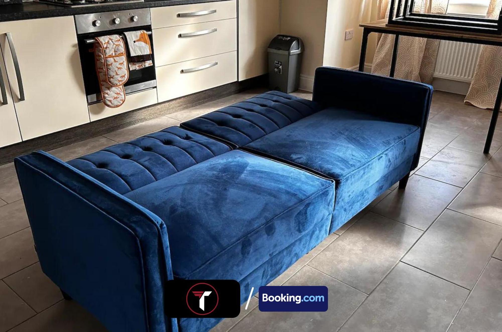 Stylish 2 Bedroom Flat By Tara Stays Short Lets & Serviced Accommodation Watford With Free Parking & Nearby Warner Studios Exterior photo